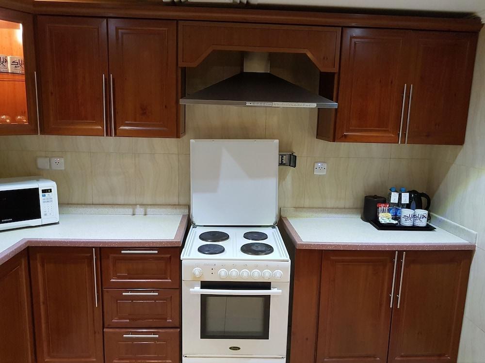 فندق أجنحة طيبة المدينة المدينة المنورة المظهر الخارجي الصورة A typical kitchen