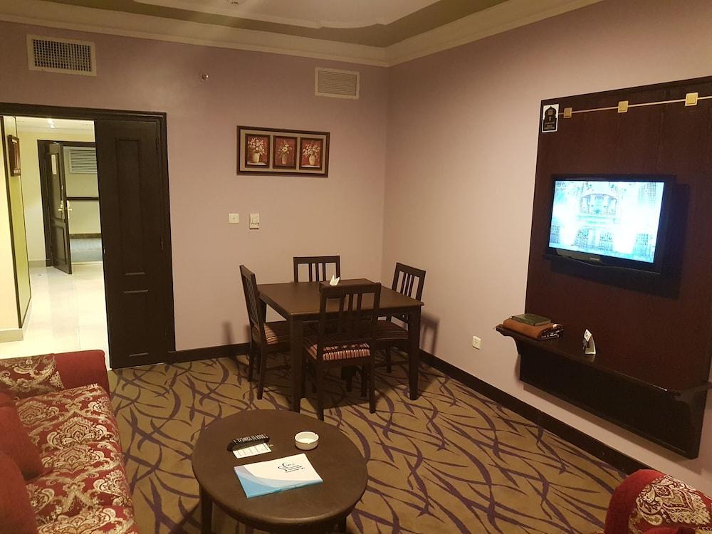 فندق أجنحة طيبة المدينة المدينة المنورة المظهر الخارجي الصورة A living room in a suite at the hotel