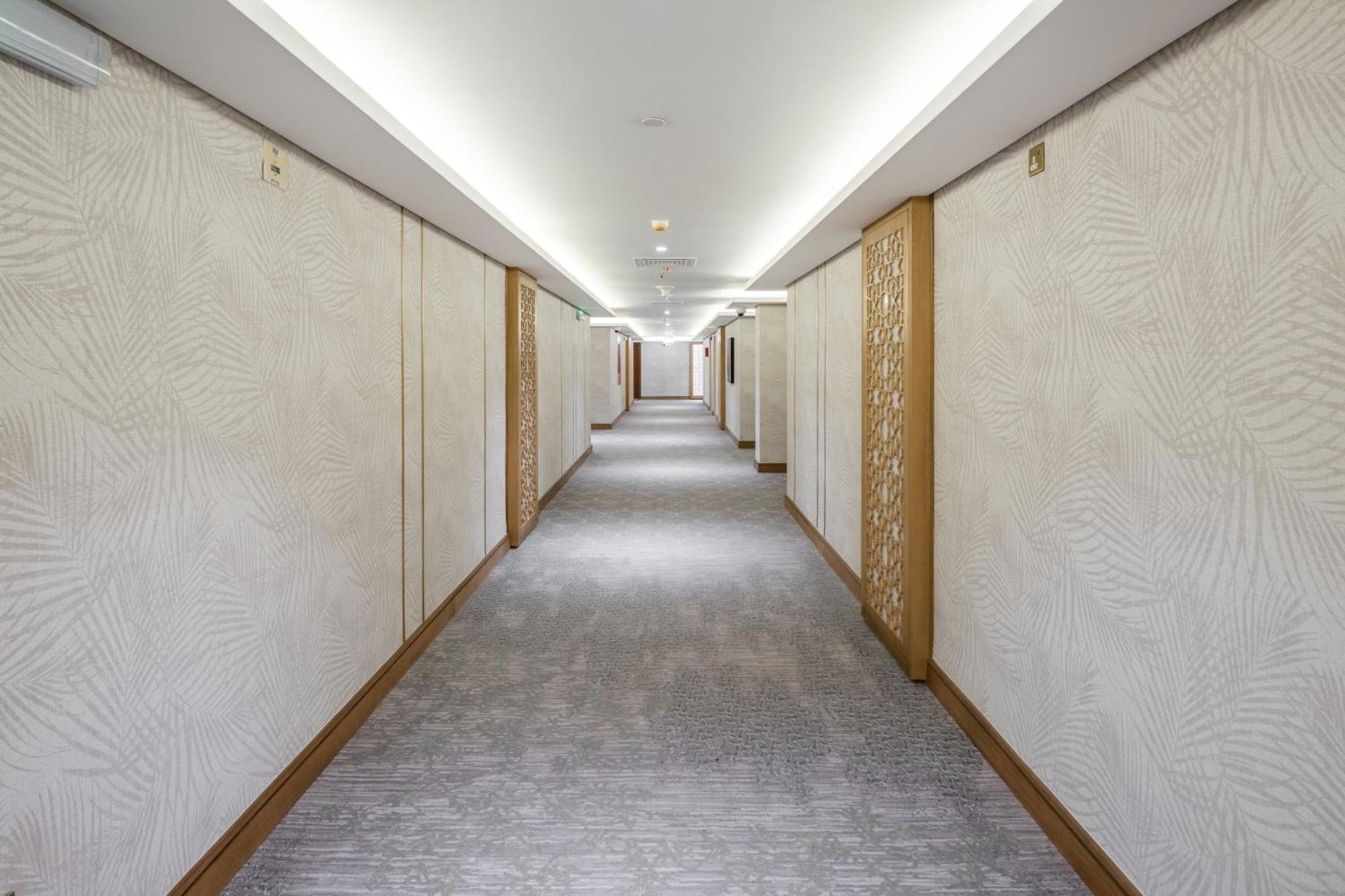 فندق أجنحة طيبة المدينة المدينة المنورة المظهر الخارجي الصورة A corridor at the hotel