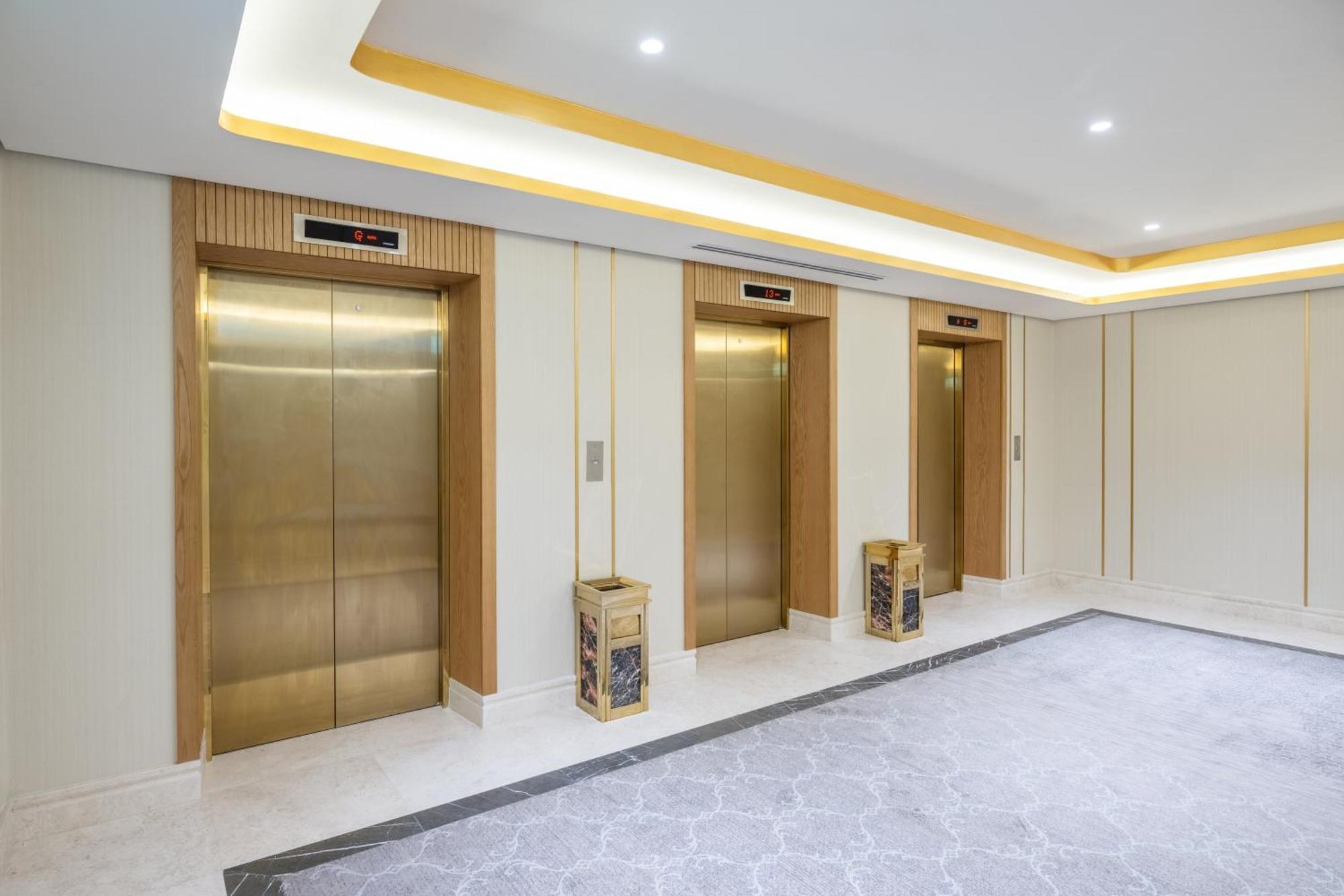 فندق أجنحة طيبة المدينة المدينة المنورة المظهر الخارجي الصورة Elevators at the hotel