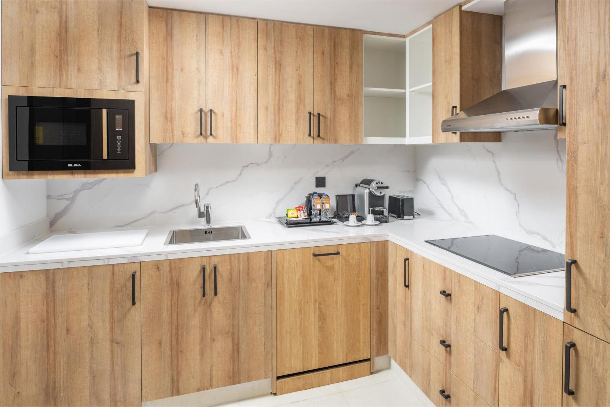 فندق أجنحة طيبة المدينة المدينة المنورة المظهر الخارجي الصورة A modern kitchen