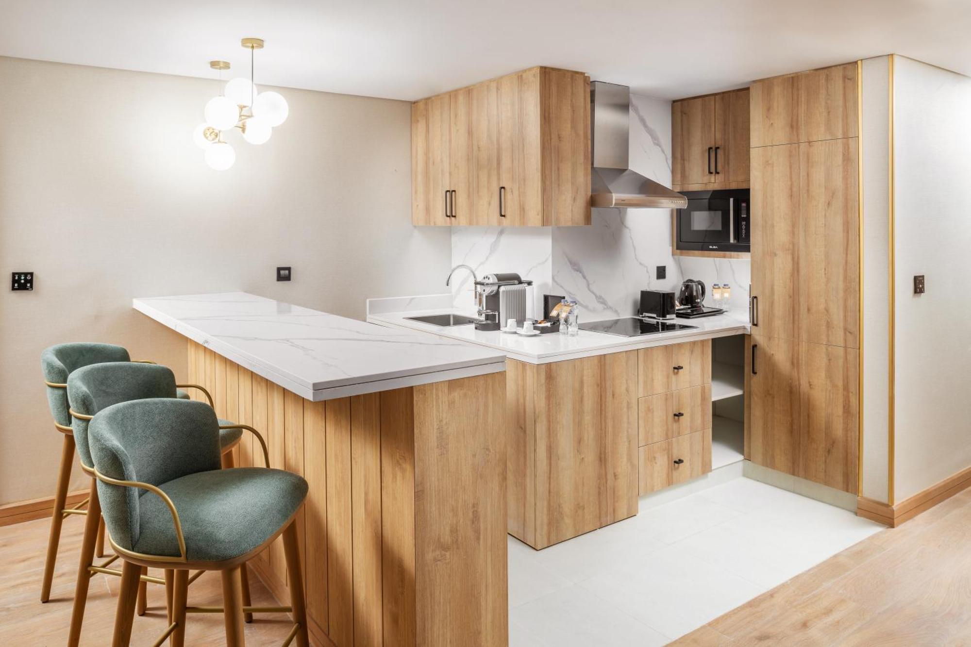فندق أجنحة طيبة المدينة المدينة المنورة المظهر الخارجي الصورة A kitchen in a serviced apartment