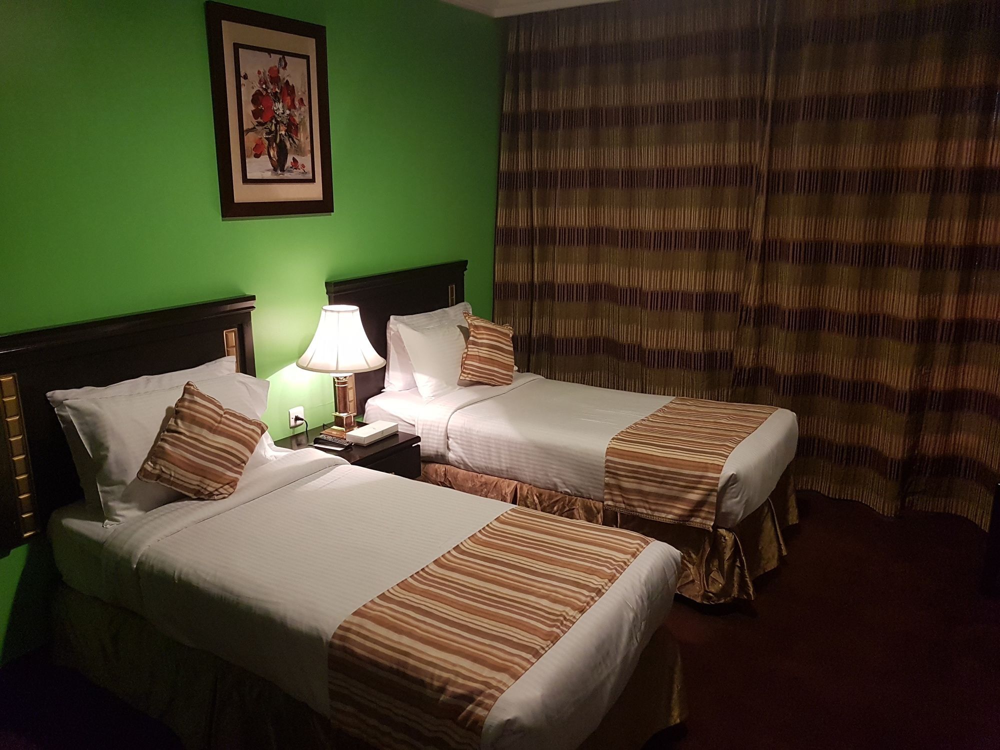 فندق أجنحة طيبة المدينة المدينة المنورة المظهر الخارجي الصورة A room at the hotel