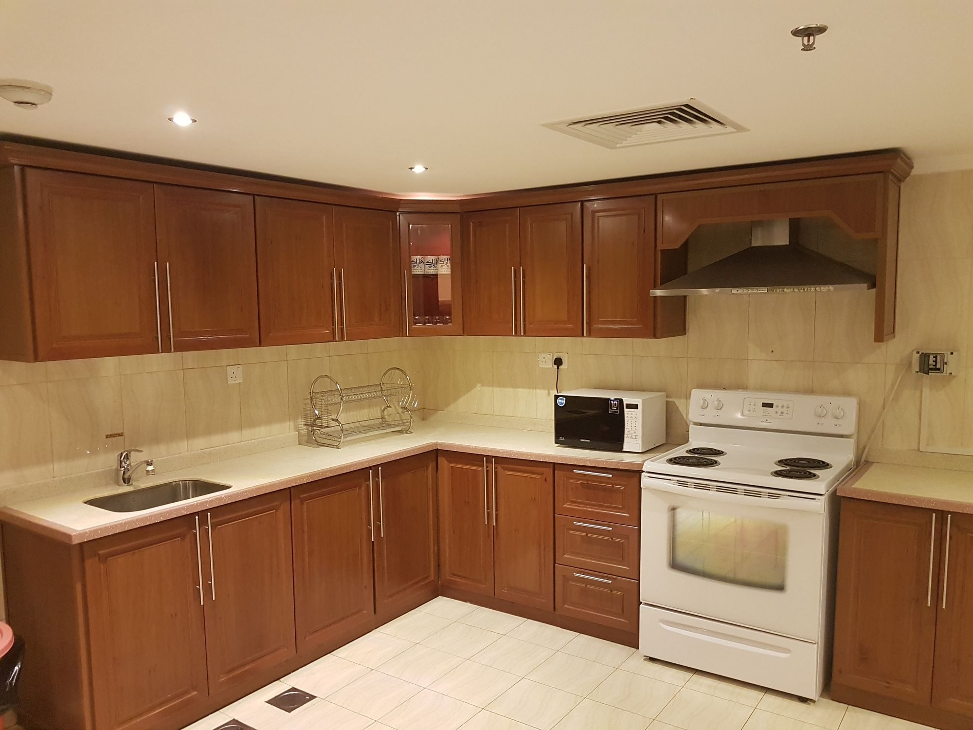 فندق أجنحة طيبة المدينة المدينة المنورة المظهر الخارجي الصورة A modern kitchen