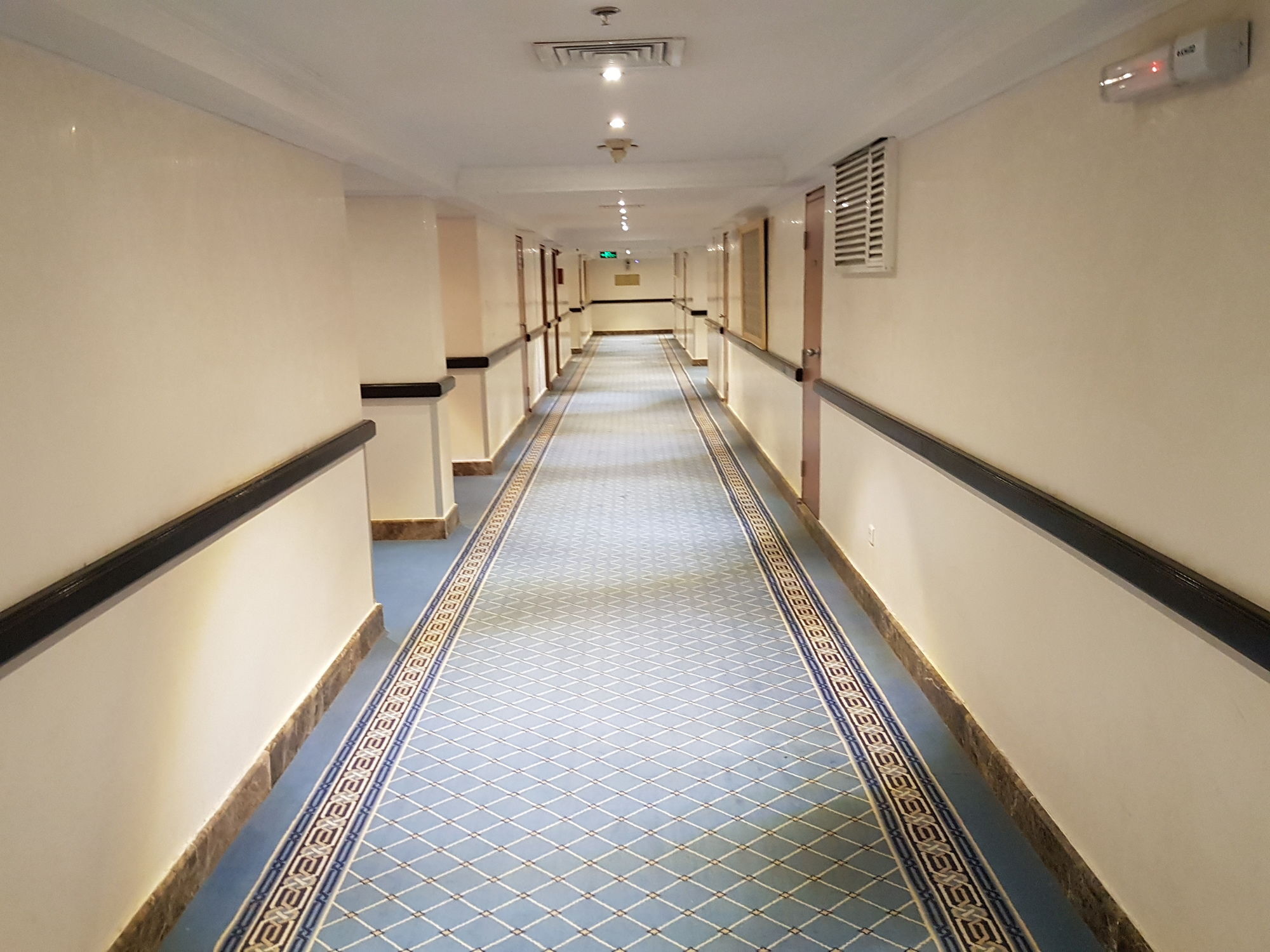 فندق أجنحة طيبة المدينة المدينة المنورة المظهر الخارجي الصورة A corridor in a hotel