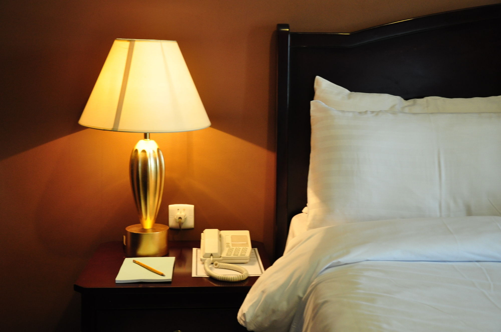 فندق أجنحة طيبة المدينة المدينة المنورة المظهر الخارجي الصورة A lamp on a bedside table