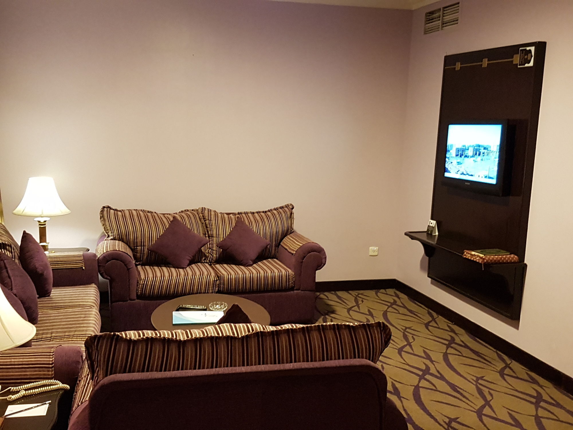 فندق أجنحة طيبة المدينة المدينة المنورة المظهر الخارجي الصورة A living room in a hotel suite