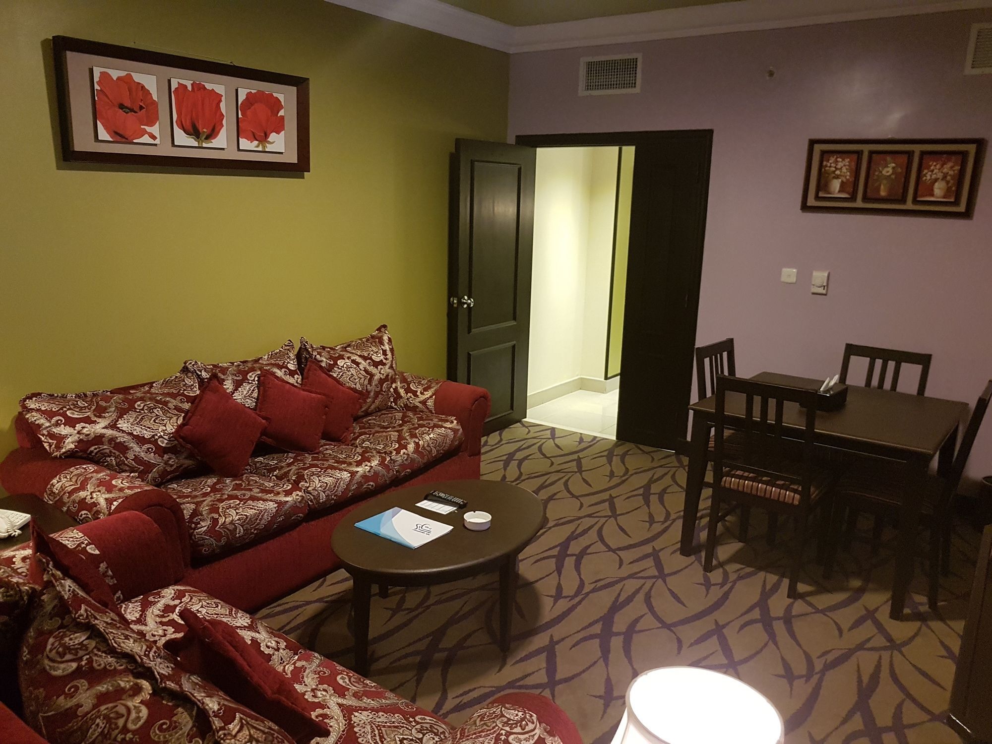 فندق أجنحة طيبة المدينة المدينة المنورة المظهر الخارجي الصورة Living room of a suite at the MGM Grand