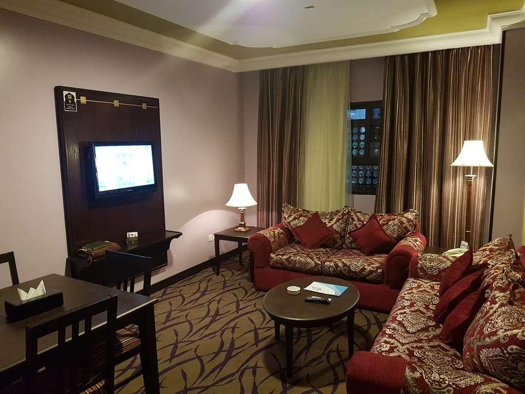 فندق أجنحة طيبة المدينة المدينة المنورة الغرفة الصورة A living room in a suite at the hotel