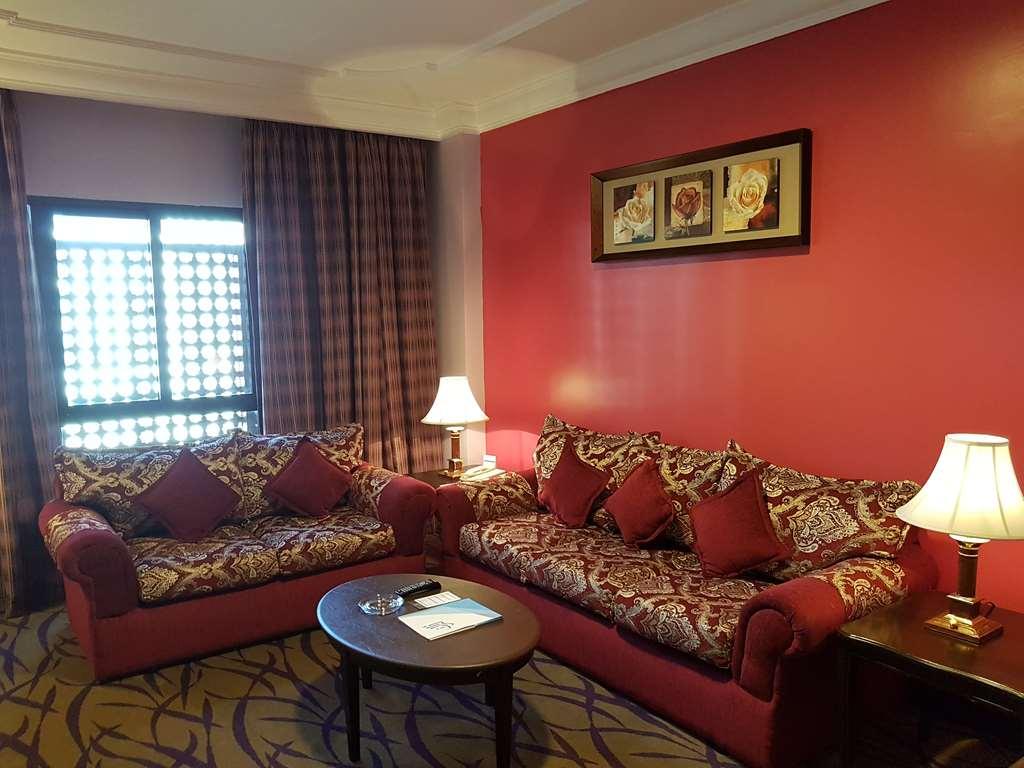 فندق أجنحة طيبة المدينة المدينة المنورة الغرفة الصورة A living room in a suite at the Grand Hotel